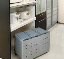 <div><a href="https://www.e-kitchen.biz/pro/introduce/aux-panel-dustbox/">AUXパネル付きダストボックスワゴン 3分別 J55</a></div>
<div></div> AUX パネル付きダストボックスワゴン 3分別 J55